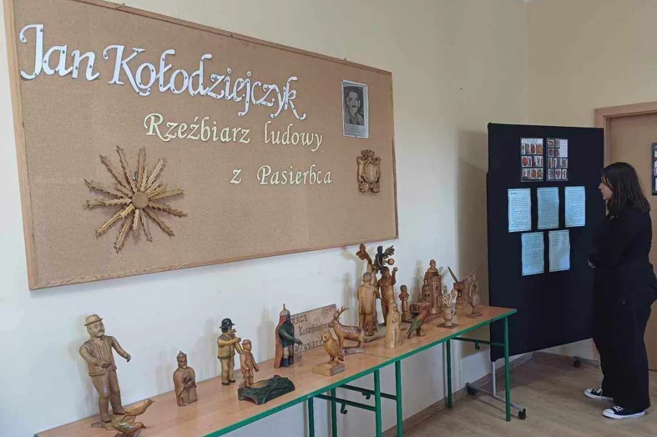Wystawa prac rzeźbiarza ludowego Jana Kołodziejczyka w bibliotece Szkoły Podstawowej w Pasierbcu - zdjęcie 14