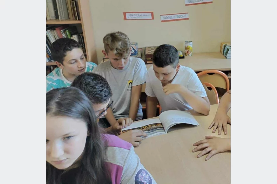 Wystawa prac rzeźbiarza ludowego Jana Kołodziejczyka w bibliotece Szkoły Podstawowej w Pasierbcu - zdjęcie 15