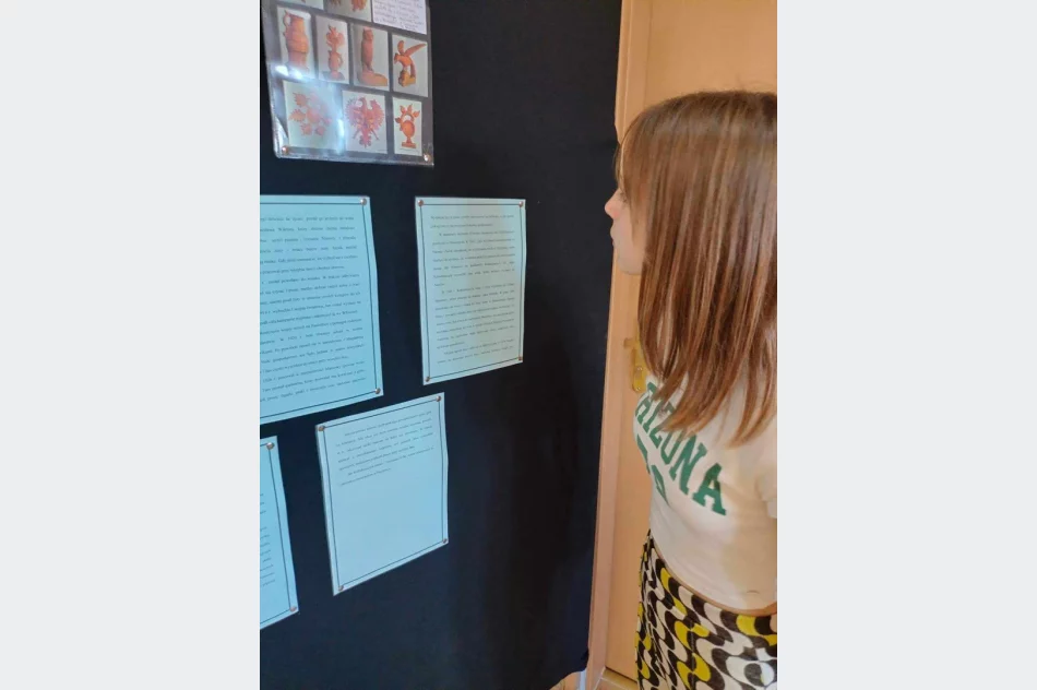 Wystawa prac rzeźbiarza ludowego Jana Kołodziejczyka w bibliotece Szkoły Podstawowej w Pasierbcu - zdjęcie 17