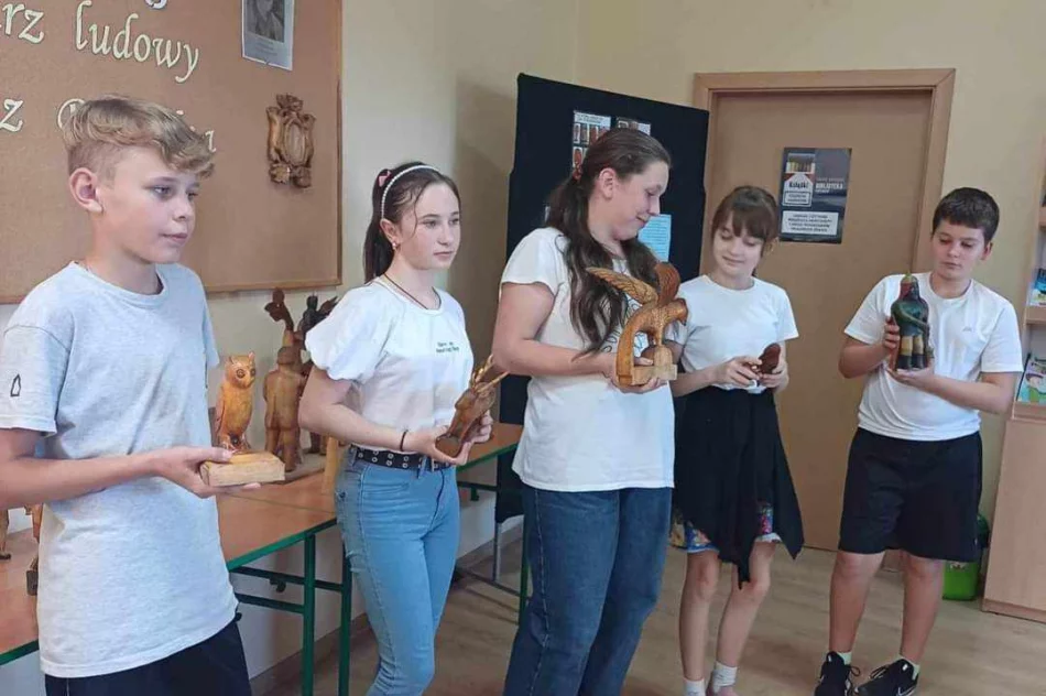 Wystawa prac rzeźbiarza ludowego Jana Kołodziejczyka w bibliotece Szkoły Podstawowej w Pasierbcu - zdjęcie 18