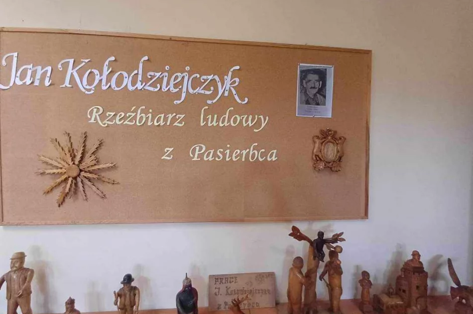 Wystawa prac rzeźbiarza ludowego Jana Kołodziejczyka w bibliotece Szkoły Podstawowej w Pasierbcu - zdjęcie 19