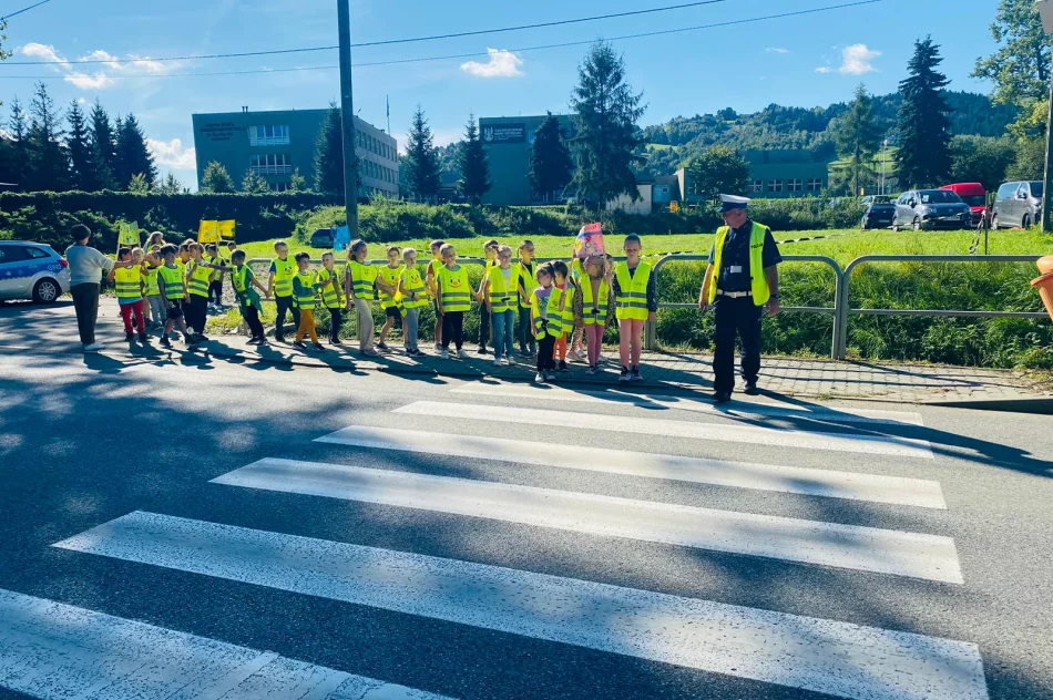 Wizyta przedstawicieli Komendy Powiatowej Policji w ZSP nr 4 - zdjęcie 5