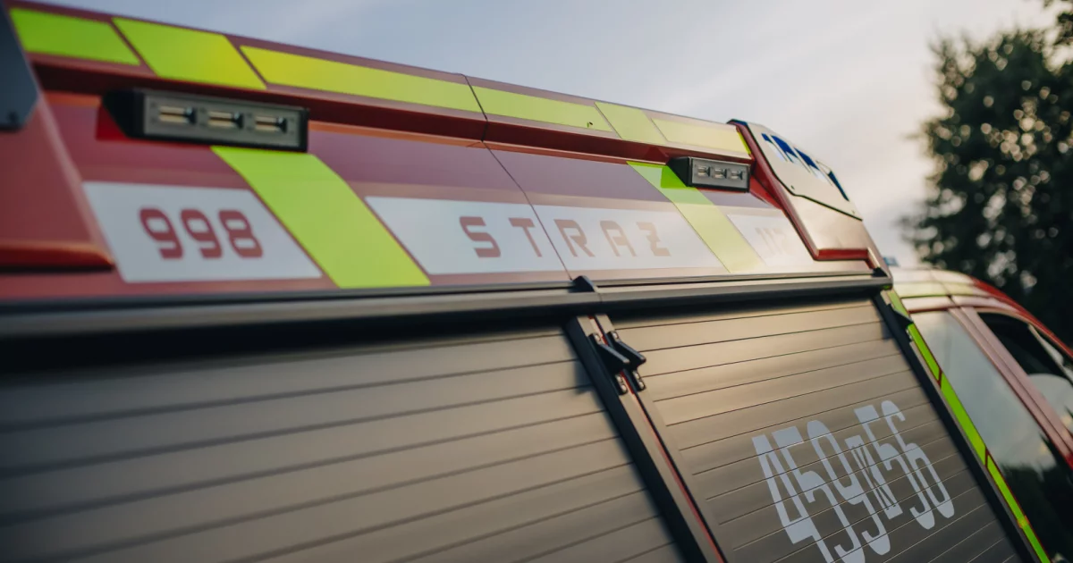 Nieprzytomny znaleziony na płonącej wersalce. Ciężki stan 36-latka