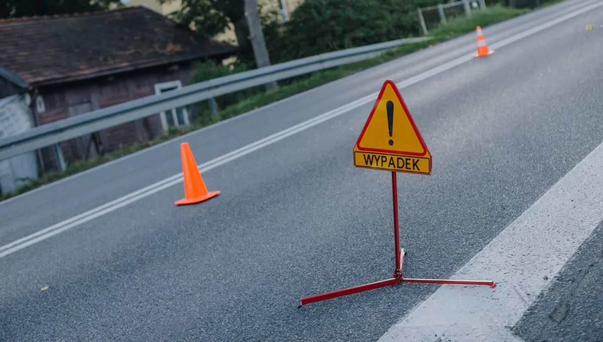 Zablokowana DK7 po zderzeniu dwóch aut – dwie osoby ranne