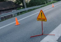 Zablokowana DK7 po zderzeniu dwóch aut – dwie osoby ranne - zdjęcie główne