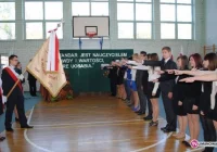 Szkoła doczekała się na sztandar - zdjęcie główne