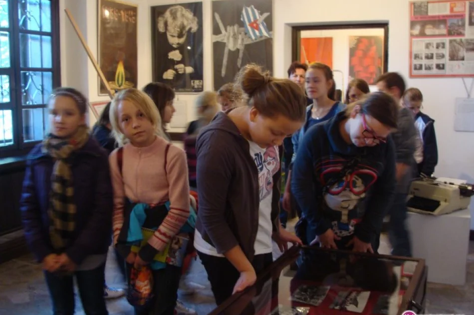 Plakat a mechanizm propagandy komunistycznej PRL - zdjęcie 2