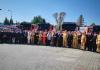 Strażacy z promesami, samochodami i agregatami - zdjęcie główne