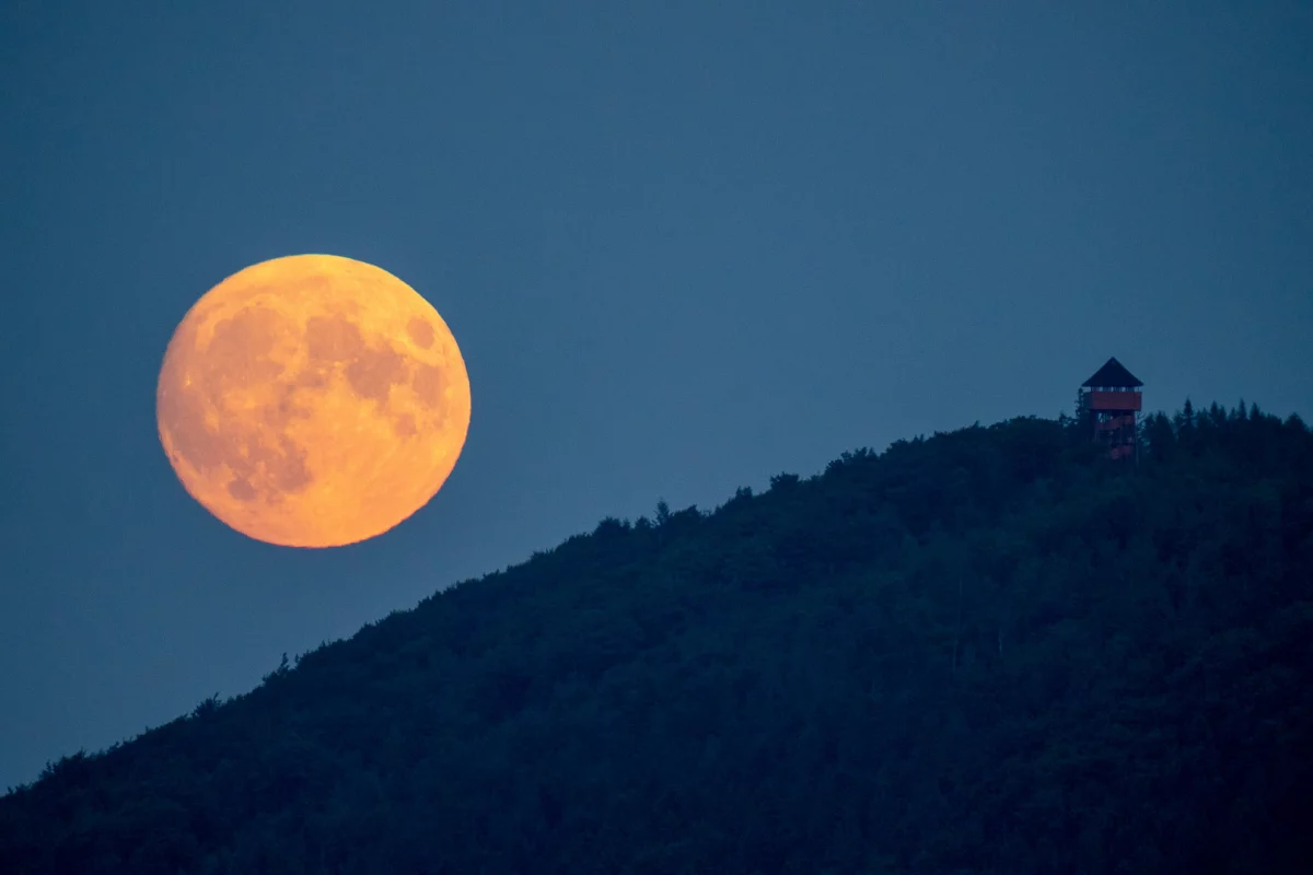 Superksiężyc zdobi niebo nad Beskidem Wyspowym: zobacz zdjęcia