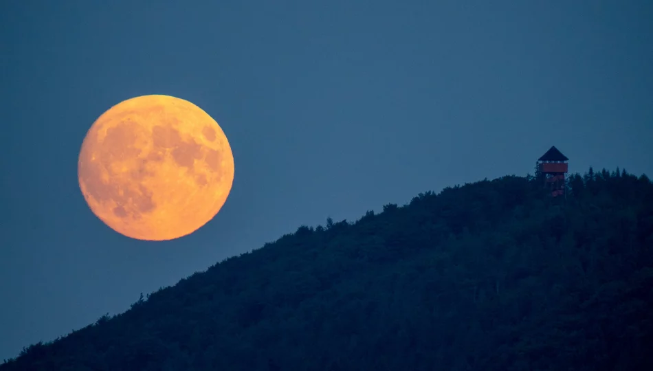 Superksiężyc zdobi niebo nad Beskidem Wyspowym: zobacz zdjęcia - zdjęcie 1