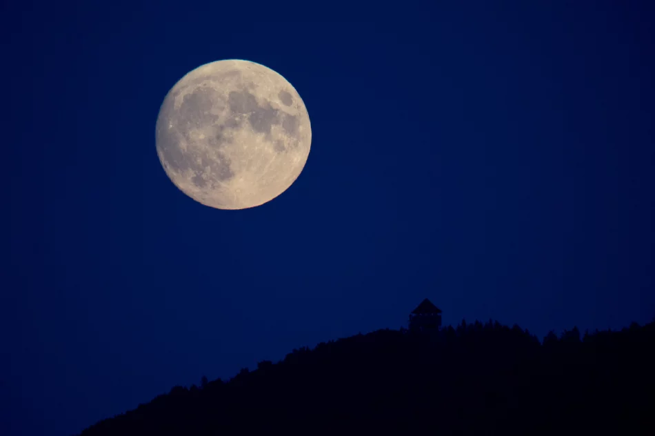 Superksiężyc zdobi niebo nad Beskidem Wyspowym: zobacz zdjęcia - zdjęcie 3