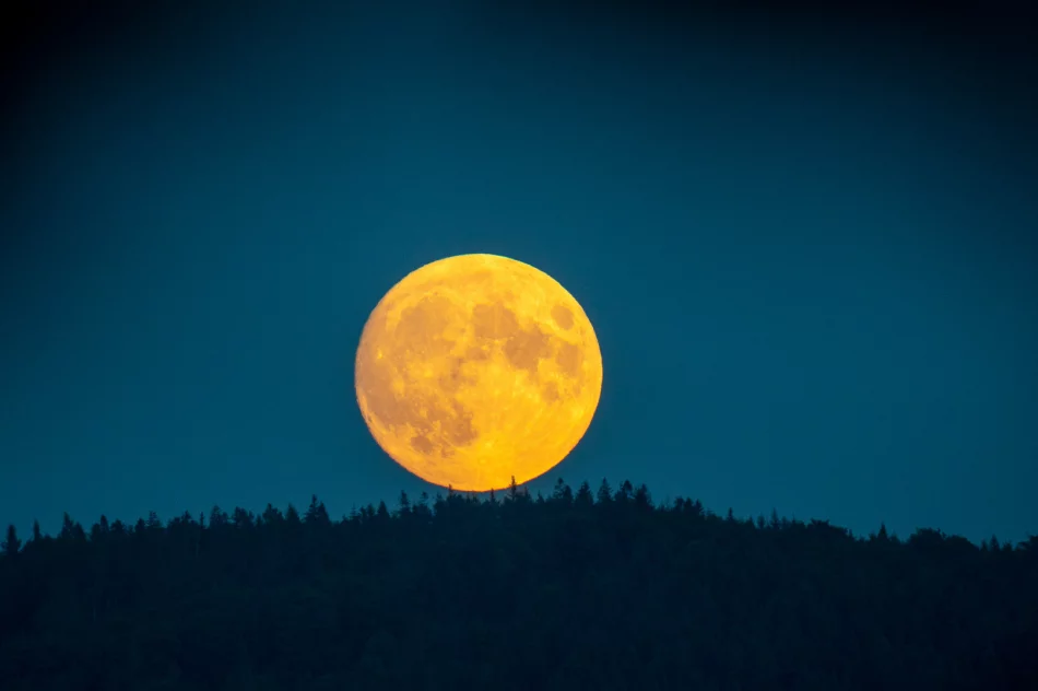 Superksiężyc zdobi niebo nad Beskidem Wyspowym: zobacz zdjęcia - zdjęcie 4