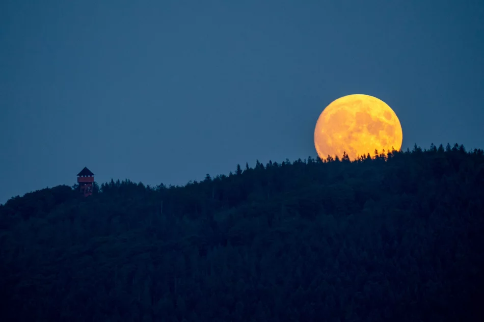 Superksiężyc zdobi niebo nad Beskidem Wyspowym: zobacz zdjęcia - zdjęcie 7
