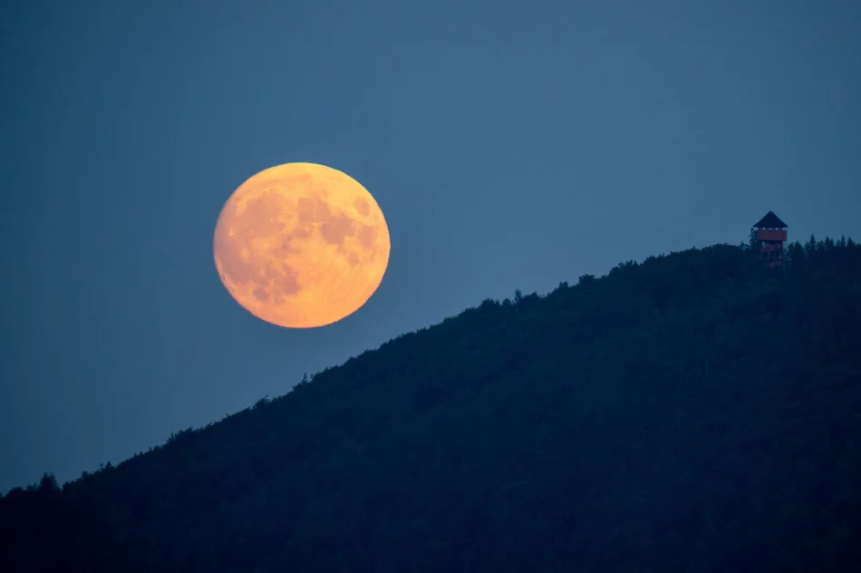 Superksiężyc zdobi niebo nad Beskidem Wyspowym: zobacz zdjęcia - zdjęcie 9
