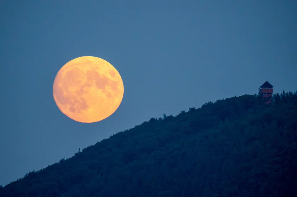 Superksiężyc zdobi niebo nad Beskidem Wyspowym: zobacz zdjęcia - zdjęcie 10
