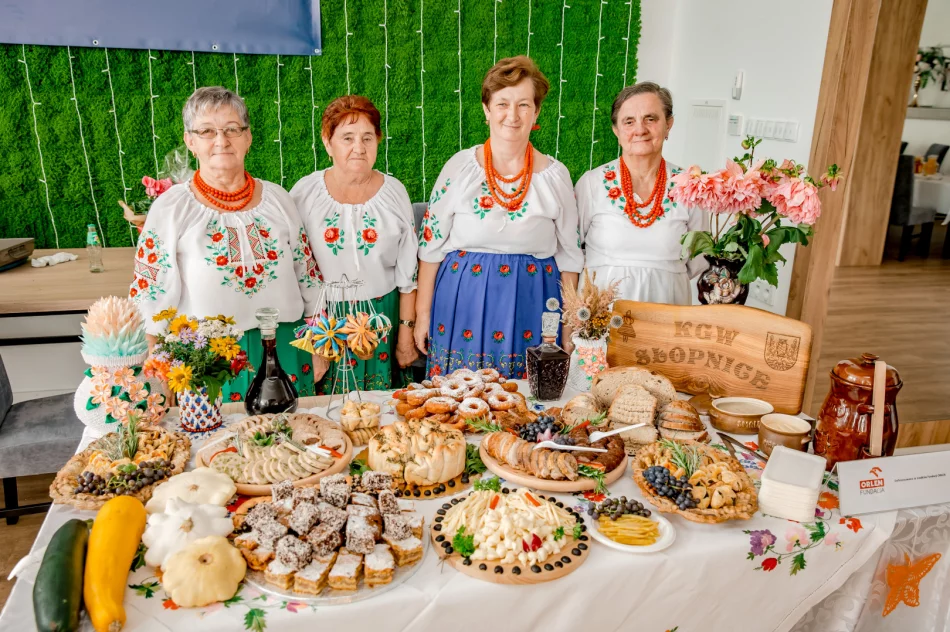 Ponad uczestników III Kongresu Kół Gospodyń Wiejskich Powiatu Limanowskiego - zdjęcie 4