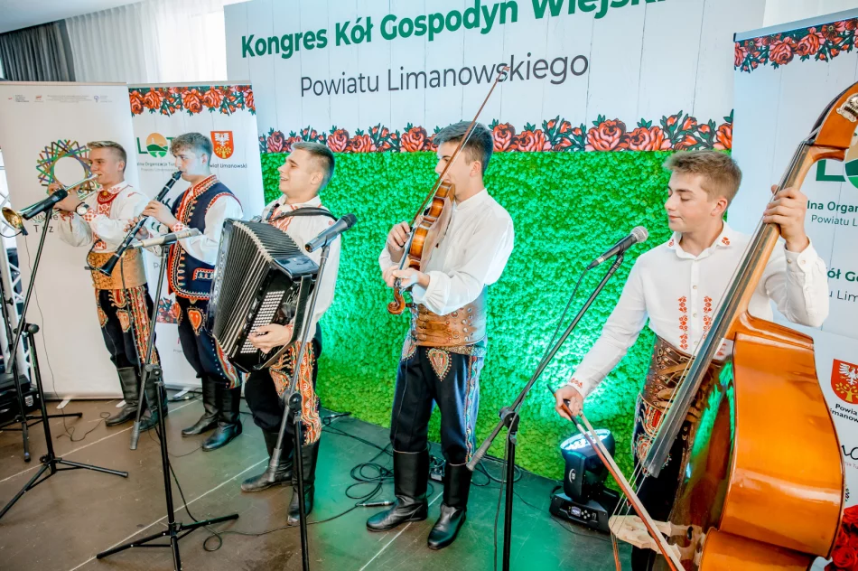Ponad uczestników III Kongresu Kół Gospodyń Wiejskich Powiatu Limanowskiego - zdjęcie 13