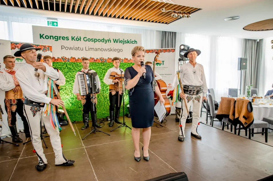 Ponad uczestników III Kongresu Kół Gospodyń Wiejskich Powiatu Limanowskiego - zdjęcie 14