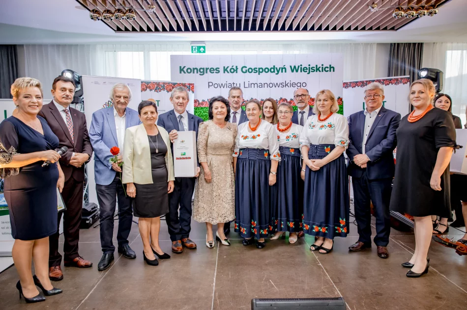 Ponad uczestników III Kongresu Kół Gospodyń Wiejskich Powiatu Limanowskiego - zdjęcie 16