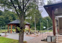 Instalację elektryczną poprowadzili... po drzewie i w rynnie - zdjęcie główne