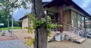 Instalację elektryczną poprowadzili... po drzewie i w rynnie - zdjęcie 3