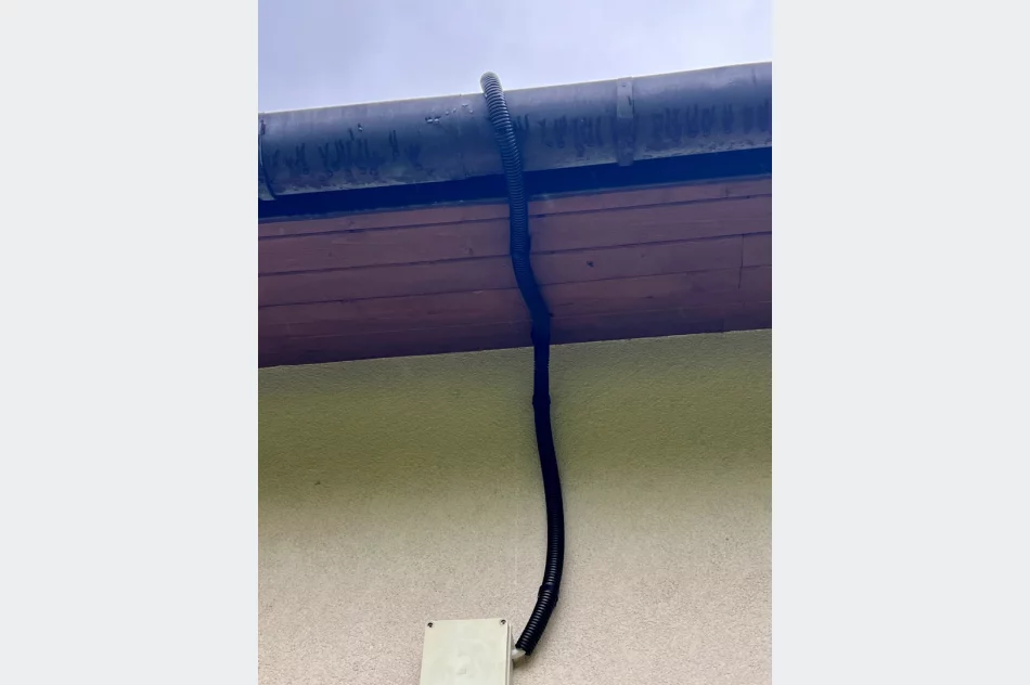 Instalację elektryczną poprowadzili... po drzewie i w rynnie - zdjęcie 10