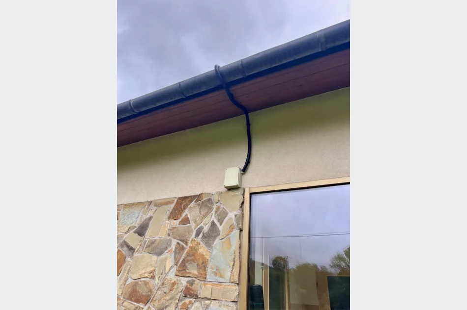 Instalację elektryczną poprowadzili... po drzewie i w rynnie - zdjęcie 14