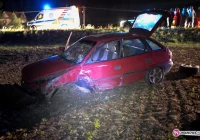 Uderzył w skodę i zatrzymał się w polu - zdjęcie główne