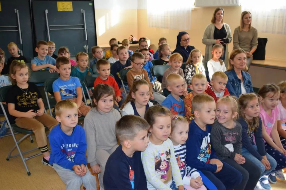 Święto Głośnego Czytania w Gminnej Bibliotece Publicznej w Starej Wsi i jej Filiach - zdjęcie 13