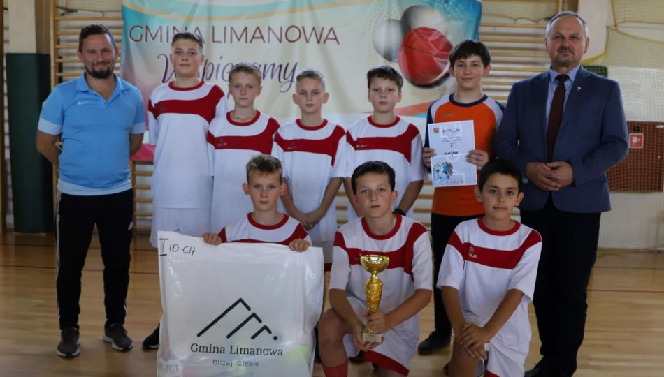 Szkoła Podstawowa nr 1 w Męcinie wygrywa gminne Igrzyska Dzieci w halowej piłce nożnej - zdjęcie 1