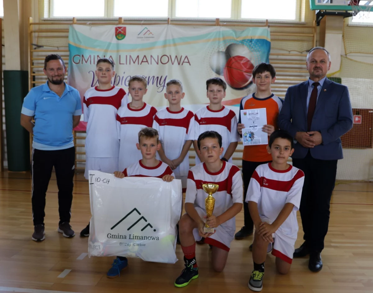 Szkoła Podstawowa nr 1 w Męcinie wygrywa gminne Igrzyska Dzieci w halowej piłce nożnej