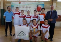 Szkoła Podstawowa nr 1 w Męcinie wygrywa gminne Igrzyska Dzieci w halowej piłce nożnej - zdjęcie główne