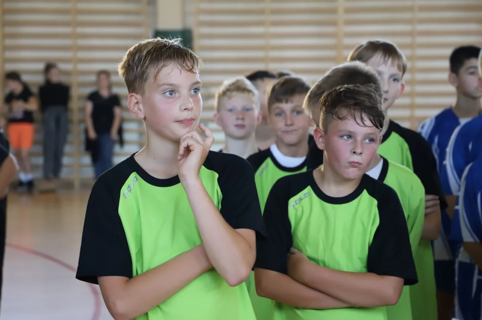 Szkoła Podstawowa nr 1 w Męcinie wygrywa gminne Igrzyska Dzieci w halowej piłce nożnej - zdjęcie 6