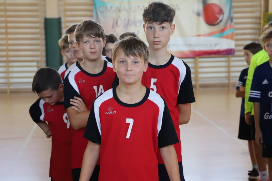 Szkoła Podstawowa nr 1 w Męcinie wygrywa gminne Igrzyska Dzieci w halowej piłce nożnej - zdjęcie 11