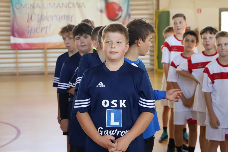 Szkoła Podstawowa nr 1 w Męcinie wygrywa gminne Igrzyska Dzieci w halowej piłce nożnej - zdjęcie 12
