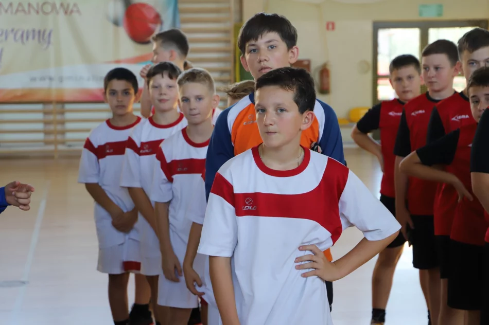 Szkoła Podstawowa nr 1 w Męcinie wygrywa gminne Igrzyska Dzieci w halowej piłce nożnej - zdjęcie 13