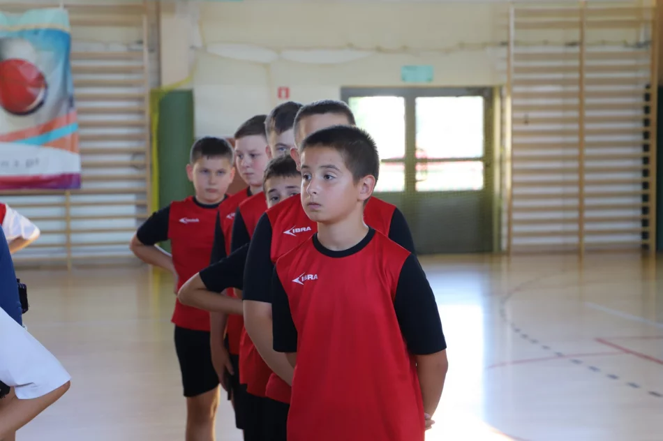 Szkoła Podstawowa nr 1 w Męcinie wygrywa gminne Igrzyska Dzieci w halowej piłce nożnej - zdjęcie 14