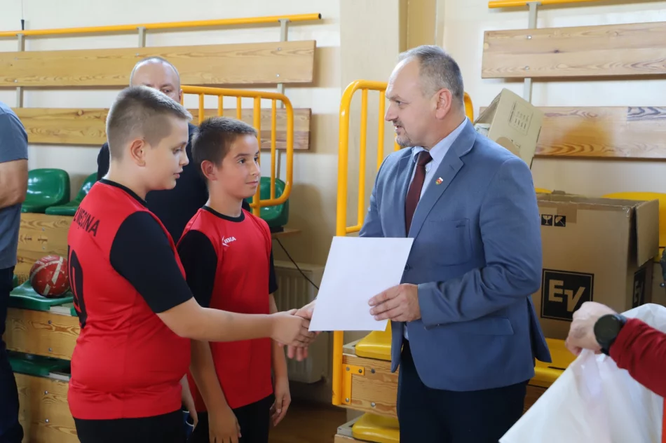 Szkoła Podstawowa nr 1 w Męcinie wygrywa gminne Igrzyska Dzieci w halowej piłce nożnej - zdjęcie 18