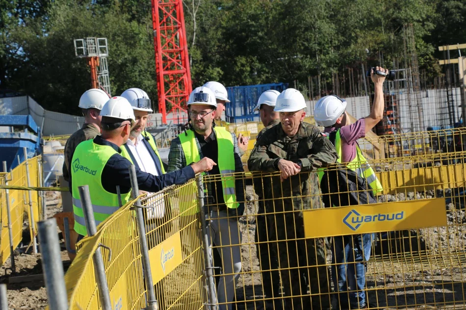 Wiceminister Obrony Narodowej wizytował inwestycję związaną z budową Kompleksu Wojskowego - zdjęcie 16