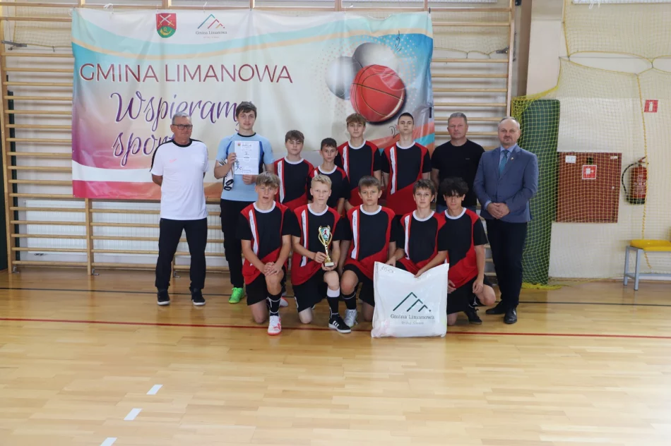 Chłopcy z Mordarki wygrywają gminne Igrzyska Młodzieży Szkolnej w halowej piłce nożnej - zdjęcie 4