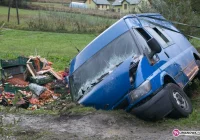 Samochód dostawczy uderzył w przepust - zdjęcie główne