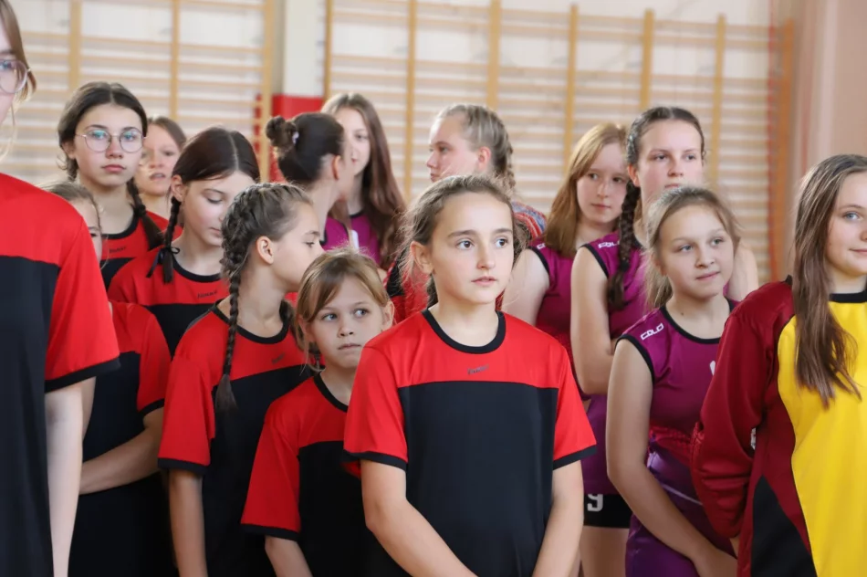 Pasierbiec i Młynne zwyciężyły w gminnych zawodach w Halowej Piłce Nożnej dziewcząt - zdjęcie 8