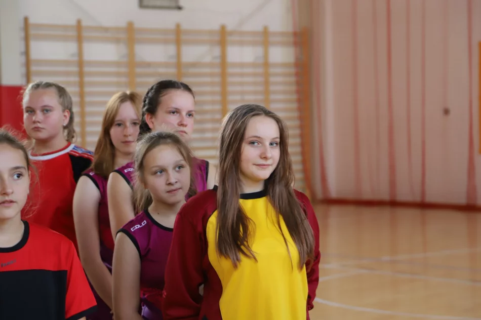 Pasierbiec i Młynne zwyciężyły w gminnych zawodach w Halowej Piłce Nożnej dziewcząt - zdjęcie 9