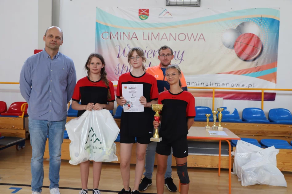 Pasierbiec i Młynne zwyciężyły w gminnych zawodach w Halowej Piłce Nożnej dziewcząt - zdjęcie 11