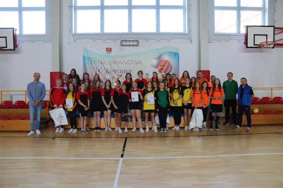 Pasierbiec i Młynne zwyciężyły w gminnych zawodach w Halowej Piłce Nożnej dziewcząt - zdjęcie 15