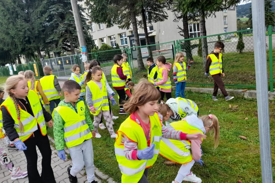 Uczniowie ZSP nr 4 uczestniczyli w akcji sprzątania świata - zdjęcie 5