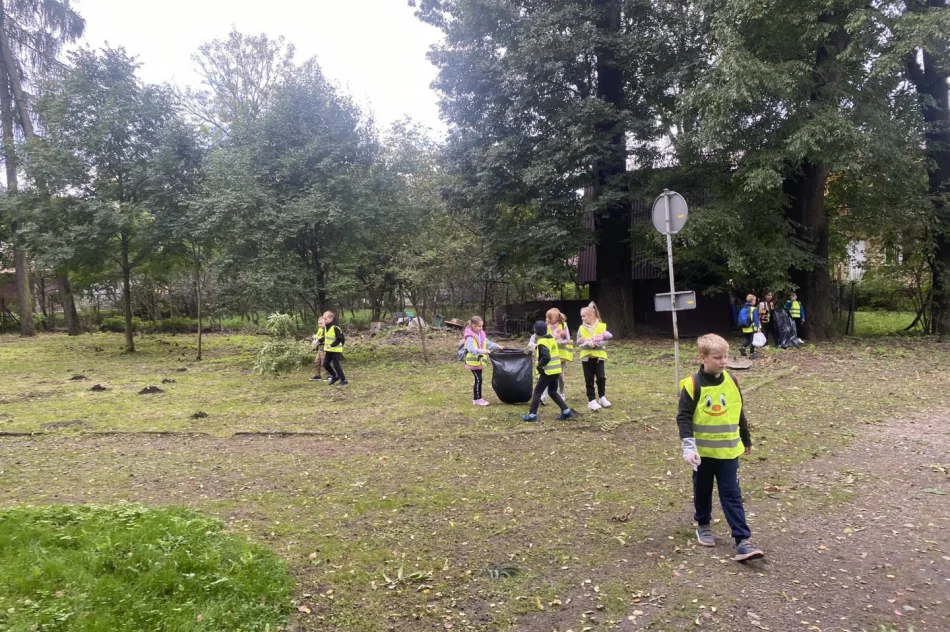 Uczniowie ZSP nr 4 uczestniczyli w akcji sprzątania świata - zdjęcie 9