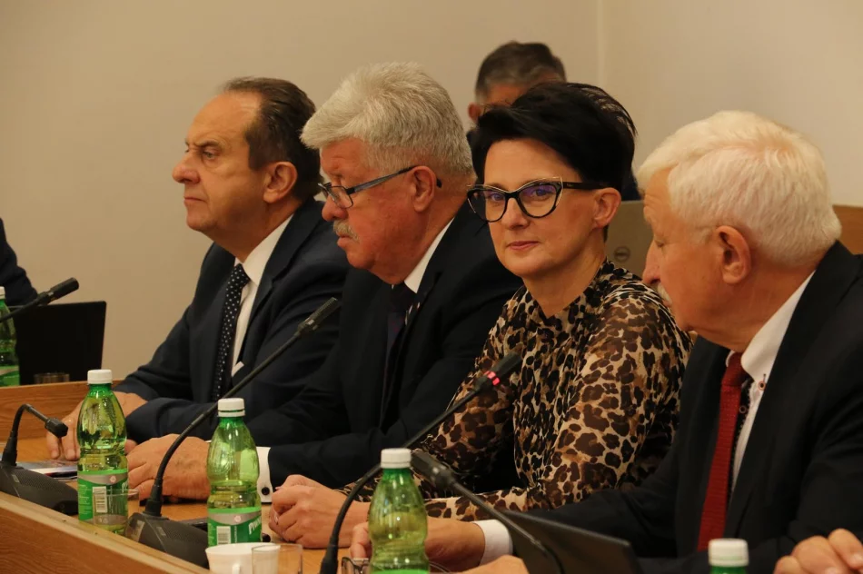 Parlamentarzyści gościli na sesji Rady Miasta Limanowa - zdjęcie 9