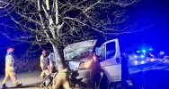Samochód dostawczy rozbił się na drzewie - zdjęcie 2