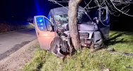 Samochód dostawczy rozbił się na drzewie - zdjęcie 4